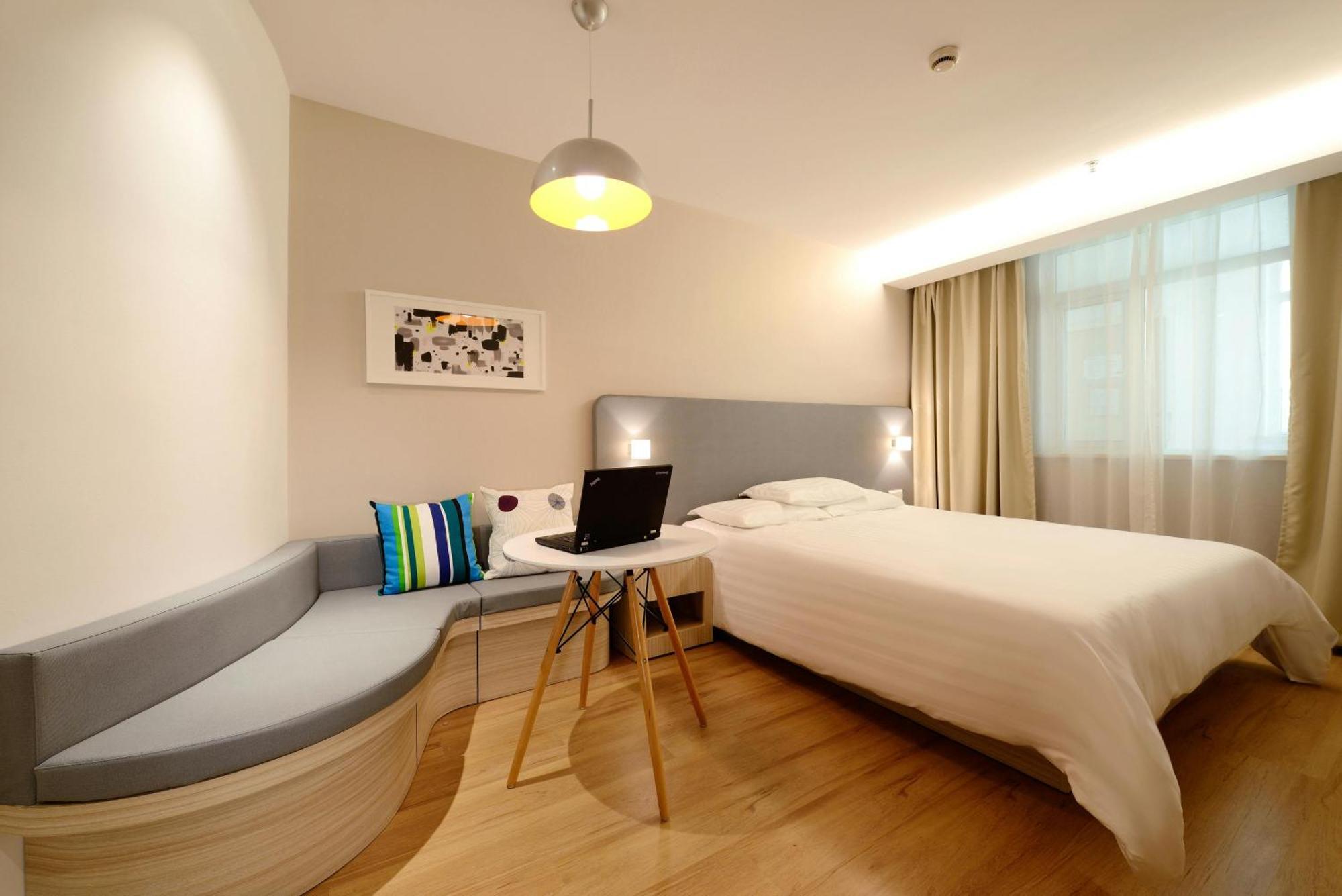 Hotel Demoqhc *
